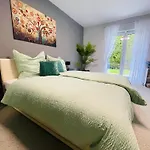 The Toscana, A Serene Retreat In Center Of With Lush Lawns, Terrace & Private Garage- Lidl, Bakery Walking Distance- Bodenseecenter, Sportsbad 3 Mins, 7 Mins *