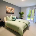The Toscana, A Serene Retreat In Center Of With Lush Lawns, Terrace & Private Garage- Lidl, Bakery Walking Distance- Bodenseecenter, Sportsbad 3 Mins, 7 Mins 빌라 *
