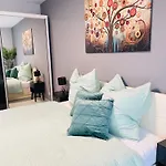 빌라 The Toscana, A Serene Retreat In Center Of With Lush Lawns, Terrace & Private Garage- Lidl, Bakery Walking Distance- Bodenseecenter, Sportsbad 3 Mins, 7 Mins *