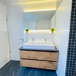 The Toscana, A Serene Retreat In Center Of With Lush Lawns, Terrace & Private Garage- Lidl, Bakery Walking Distance- Bodenseecenter, Sportsbad 3 Mins, 7 Mins 빌라 *