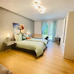 빌라 The Toscana, A Serene Retreat In Center Of With Lush Lawns, Terrace & Private Garage- Lidl, Bakery Walking Distance- Bodenseecenter, Sportsbad 3 Mins, 7 Mins