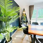 빌라 The Toscana, A Serene Retreat In Center Of With Lush Lawns, Terrace & Private Garage- Lidl, Bakery Walking Distance- Bodenseecenter, Sportsbad 3 Mins, 7 Mins *