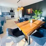 The Toscana, A Serene Retreat In Center Of With Lush Lawns, Terrace & Private Garage- Lidl, Bakery Walking Distance- Bodenseecenter, Sportsbad 3 Mins, 7 Mins 빌라