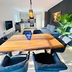 The Toscana, A Serene Retreat In Center Of With Lush Lawns, Terrace & Private Garage- Lidl, Bakery Walking Distance- Bodenseecenter, Sportsbad 3 Mins, 7 Mins 빌라 *