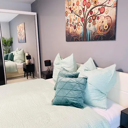 Villa The Toscana, A Serene Retreat In Center Of With Lush Lawns, Terrace & Private Garage- Lidl, Bakery Walking Distance- Bodenseecenter, Sportsbad 3 Mins, 7 Mins *