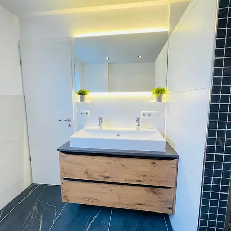 The Toscana, A Serene Retreat In Center Of With Lush Lawns, Terrace & Private Garage- Lidl, Bakery Walking Distance- Bodenseecenter, Sportsbad 3 Mins, 7 Mins Villa *