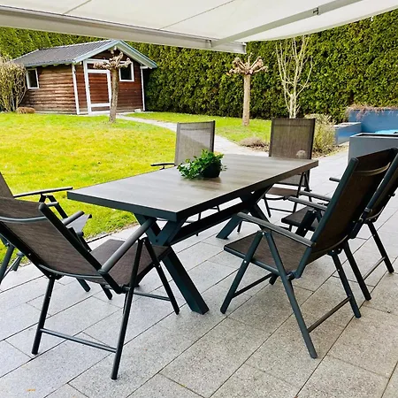 Villa The Toscana, A Serene Retreat In Center Of With Lush Lawns, Terrace & Private Garage- Lidl, Bakery Walking Distance- Bodenseecenter, Sportsbad 3 Mins, 7 Mins *