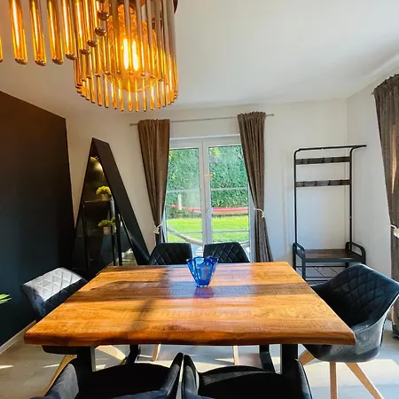 The Villa Toscana, A Serene Retreat In Center Of Friedrichshafen City With Lush Green Lawns, Terrace & Private Garage- Lidl, Bakery Walking Distance- Bodenseecenter, Sportsbad 3 Mins, Lake 7 Mins Friedrichshafen
