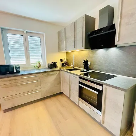 The Villa Toscana, A Serene Retreat In Center Of Friedrichshafen City With Lush Green Lawns, Terrace & Private Garage- Lidl, Bakery Walking Distance- Bodenseecenter, Sportsbad 3 Mins, Lake 7 Mins * Friedrichshafen