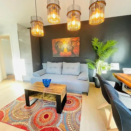 Villa The Toscana, A Serene Retreat In Center Of With Lush Lawns, Terrace & Private Garage- Lidl, Bakery Walking Distance- Bodenseecenter, Sportsbad 3 Mins, 7 Mins *