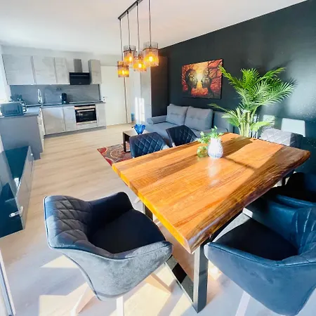 The Toscana, A Serene Retreat In Center Of With Lush Lawns, Terrace & Private Garage- Lidl, Bakery Walking Distance- Bodenseecenter, Sportsbad 3 Mins, 7 Mins Villa