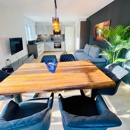 The Toscana, A Serene Retreat In Center Of With Lush Lawns, Terrace & Private Garage- Lidl, Bakery Walking Distance- Bodenseecenter, Sportsbad 3 Mins, 7 Mins Villa *