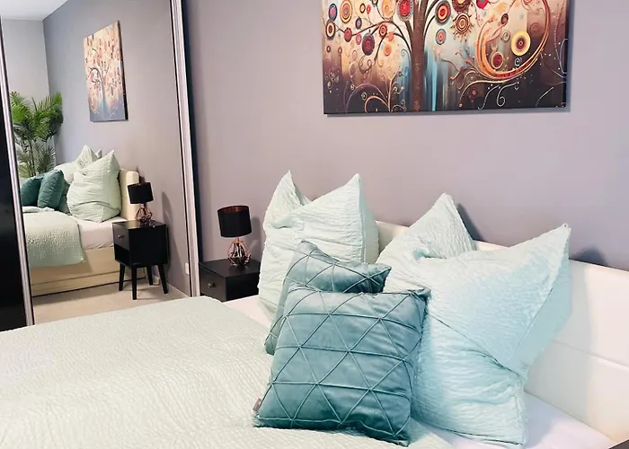 Villa The Toscana, A Serene Retreat In Center Of With Lush Lawns, Terrace & Private Garage- Lidl, Bakery Walking Distance- Bodenseecenter, Sportsbad 3 Mins, 7 Mins *