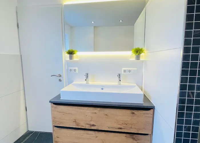 The Toscana, A Serene Retreat In Center Of With Lush Lawns, Terrace & Private Garage- Lidl, Bakery Walking Distance- Bodenseecenter, Sportsbad 3 Mins, 7 Mins Villa *