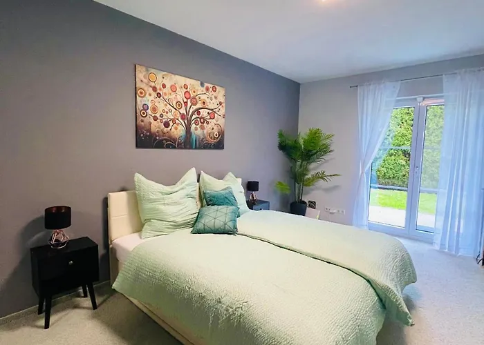 Villa The Toscana, A Serene Retreat In Center Of With Lush Lawns, Terrace & Private Garage- Lidl, Bakery Walking Distance- Bodenseecenter, Sportsbad 3 Mins, 7 Mins *