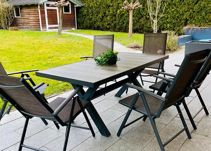 Villa The Toscana, A Serene Retreat In Center Of With Lush Lawns, Terrace & Private Garage- Lidl, Bakery Walking Distance- Bodenseecenter, Sportsbad 3 Mins, 7 Mins *