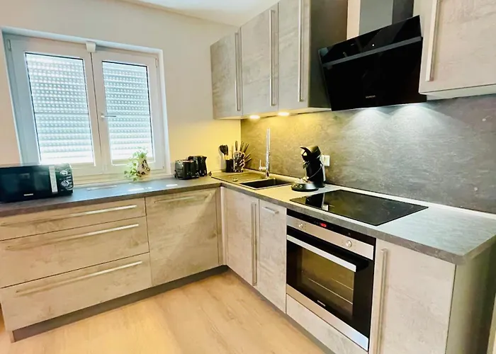 The Toscana, A Serene Retreat In Center Of With Lush Lawns, Terrace & Private Garage- Lidl, Bakery Walking Distance- Bodenseecenter, Sportsbad 3 Mins, 7 Mins * Friedrichshafen