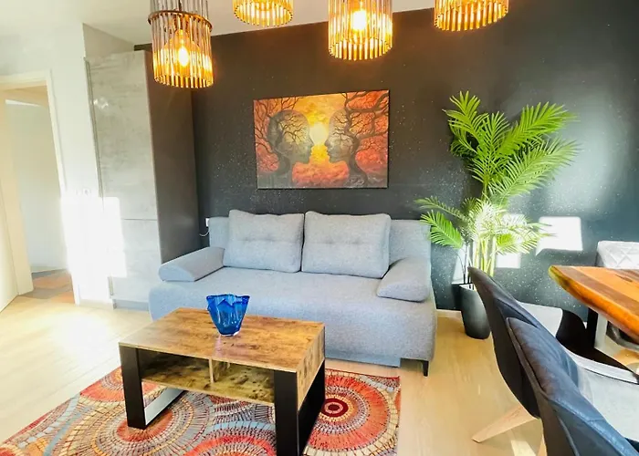 Villa The Toscana, A Serene Retreat In Center Of With Lush Lawns, Terrace & Private Garage- Lidl, Bakery Walking Distance- Bodenseecenter, Sportsbad 3 Mins, 7 Mins *