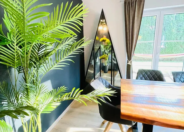 Villa The Toscana, A Serene Retreat In Center Of With Lush Lawns, Terrace & Private Garage- Lidl, Bakery Walking Distance- Bodenseecenter, Sportsbad 3 Mins, 7 Mins *