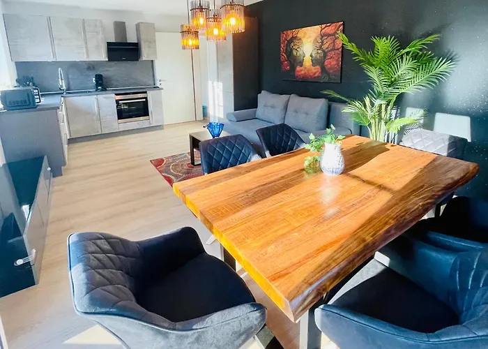 The Toscana, A Serene Retreat In Center Of With Lush Lawns, Terrace & Private Garage- Lidl, Bakery Walking Distance- Bodenseecenter, Sportsbad 3 Mins, 7 Mins Villa