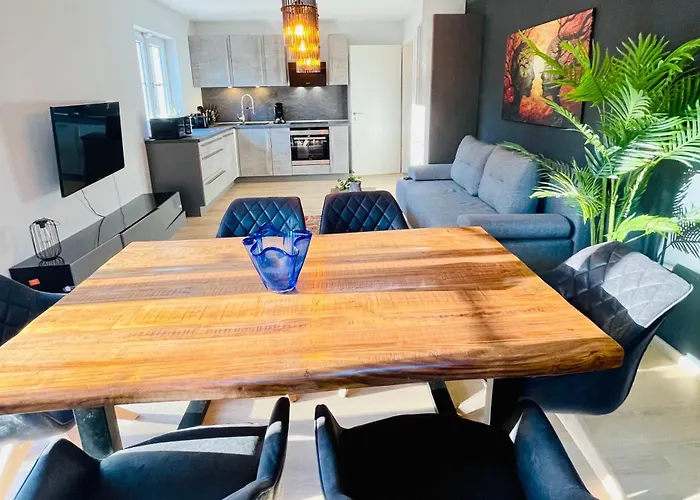 The Toscana, A Serene Retreat In Center Of With Lush Lawns, Terrace & Private Garage- Lidl, Bakery Walking Distance- Bodenseecenter, Sportsbad 3 Mins, 7 Mins Villa *