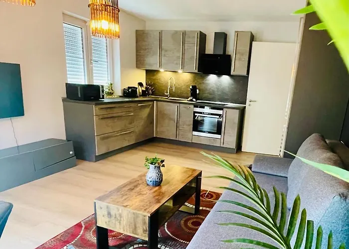 Villa The Toscana, A Serene Retreat In Center Of With Lush Lawns, Terrace & Private Garage- Lidl, Bakery Walking Distance- Bodenseecenter, Sportsbad 3 Mins, 7 Mins *